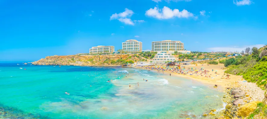 Piękna Złota Zatoka (Golden Bay) z 5-gwiazdkowym Radisson Blu Resort & Spa, Malta Golden Sands.
