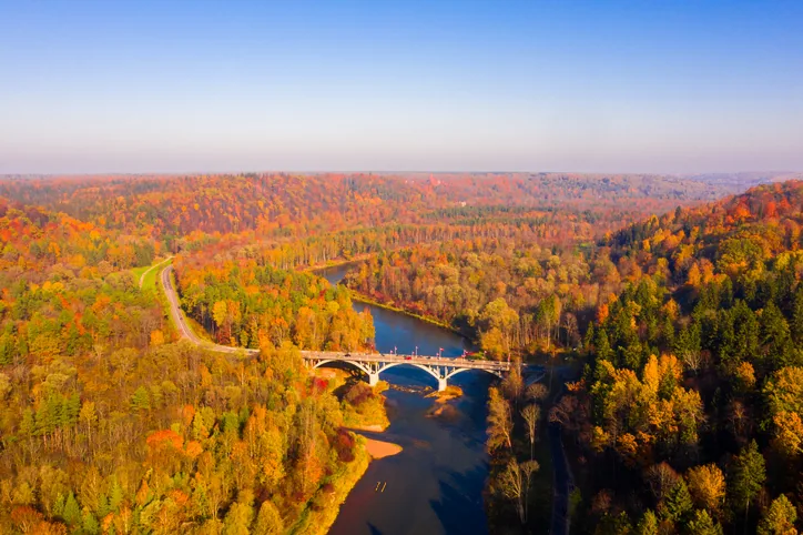 „Gauja” w Liwonii (Vidzeme) to największy park narodowy na Łotwie, ma powierzchnię niemal 920 km².