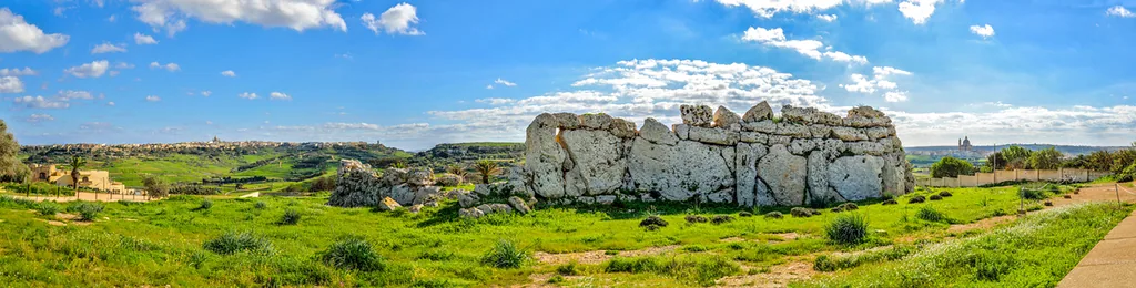 Dwie świątynie Ġgantija są unikatowe ze względu na ich gigantyczną strukturę pochodzącą z epoki brązu.