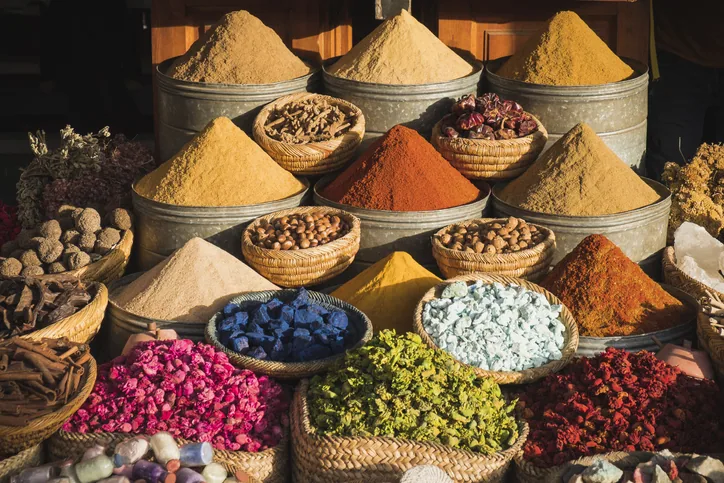 Barwne przyprawy na tradycyjnym targu w Marrakeszu.