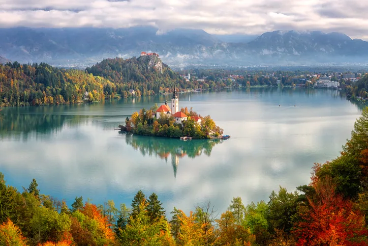 Do atrakcji Bledu należą m.in. Golf Resort Royal Bled oraz jezioro Bled z wyspą, na której stoi kościół.