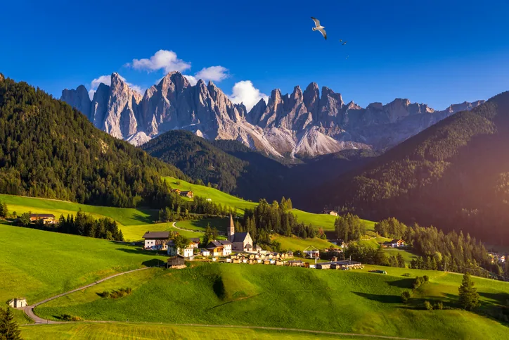 Urocza, malutka Santa Maddalena w gminie Funes z kościołem z XIV w. w stylu późnego gotyku i baroku.