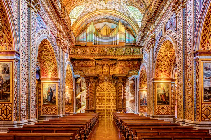 Kościół Towarzystwa Jezusowego (Iglesia de La Compañía de Jesús), widok od strony głównego ołtarza.