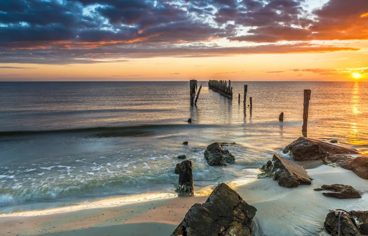 Kurlandia (Kurzeme) zachwyca dziewiczymi piaszczystymi plażami, ciągnącymi się przez blisko 400 km.