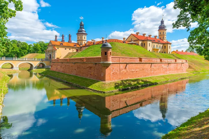 Architektoniczny, rezydencjonalny i kulturalny zespół rodu Radziwiłłów w Nieświeżu na Białorusi.
