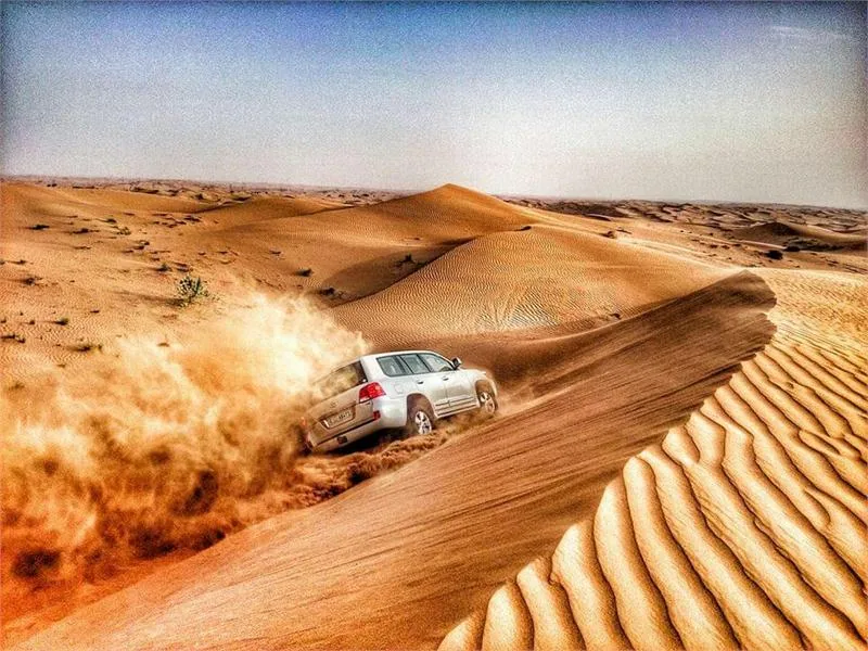 Desert safari, czyli niezmiernie emocjonująca przejażdżka samochodem terenowym po piaskach pustyni