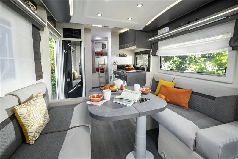 Chausson 640 Titanium Premium, m.in. z salonką w rozmiarze XL i regulowanym stołem teleskopowym