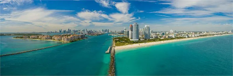 Miami Beach w zespole miejskim Miami, jego południowa dzielnica, South Beach, przyciąga turystów z Europy
