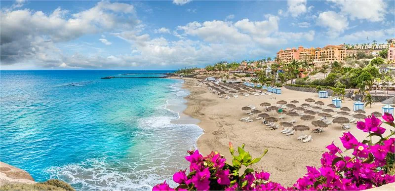 Słynna plaża El Duque w turystycznej części Costa Adeje nagrodzona prestiżową Błękitną Flagą