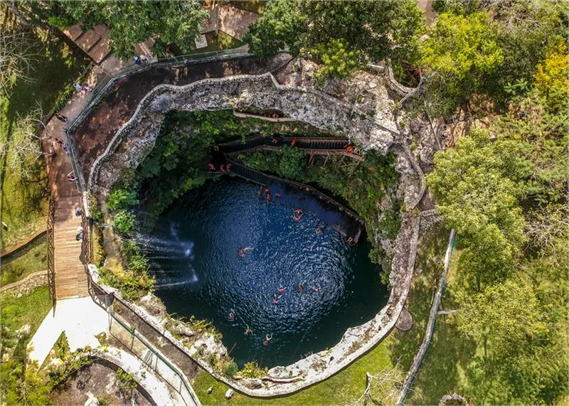 Cenote Zací w Valladolid w stanie Jukatan, malownicza studnia przyciągająca nie tylko fanów pływania