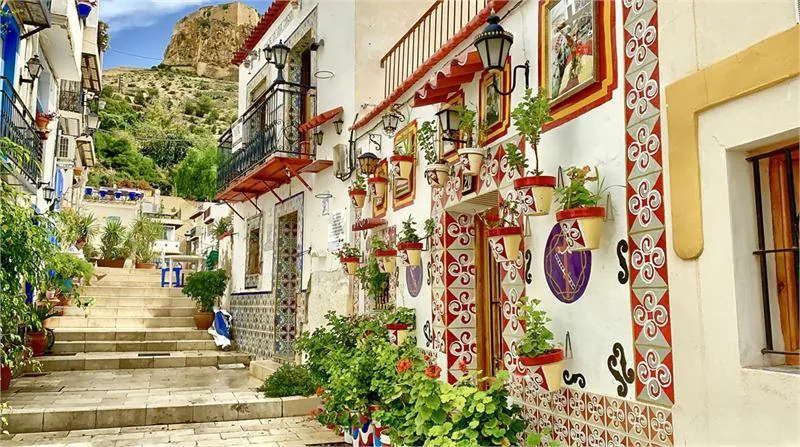 Casco Antiguo-Santa Cruz w Alicante leży na zboczu wzgórza, słynie z kolorowych i krętych uliczek