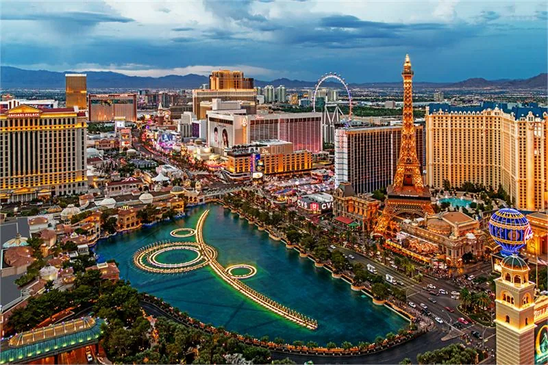 Las Vegas Strip, słynny odcinek Las Vegas Boulevard ze sztucznym jeziorem i ogromnymi fontannami Bellagio