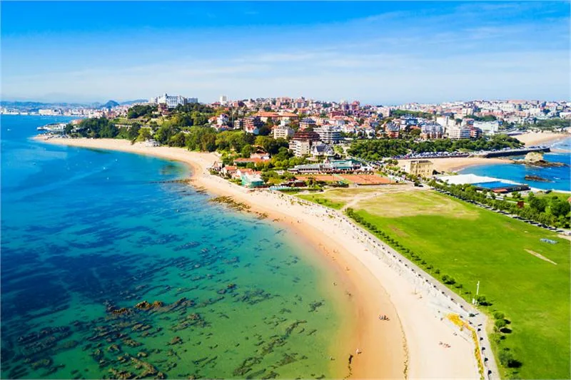 Santander przyciąga 13 plażami, np. Virgen del Mar, El Sardinero, La Concha, El Camello i Los Peligros