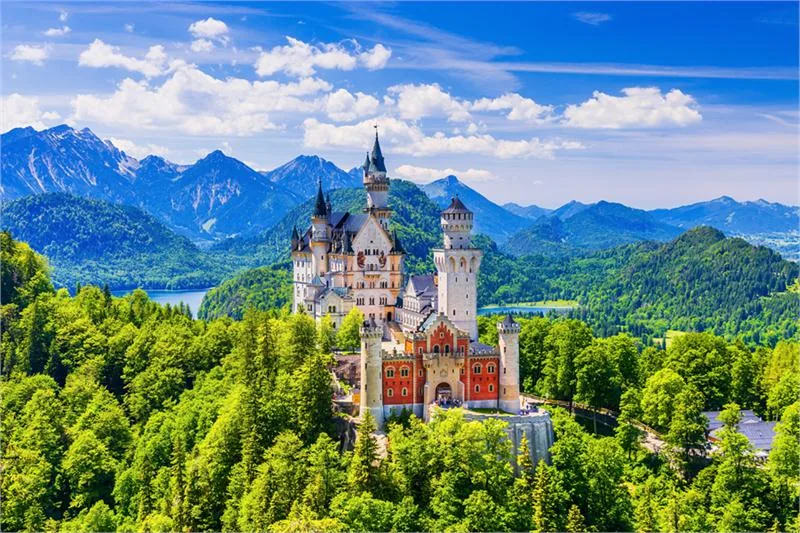 Neuschwanstein w południowej Bawarii, w pobliżu granicy z Austrią, często nazywany „zamkiem z bajki”
