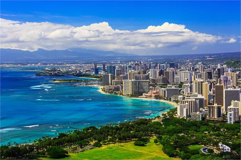 Popularna plaża Waikiki w dzielnicy Honolulu o tej samej nazwie, będącej turystycznym centrum Hawajów