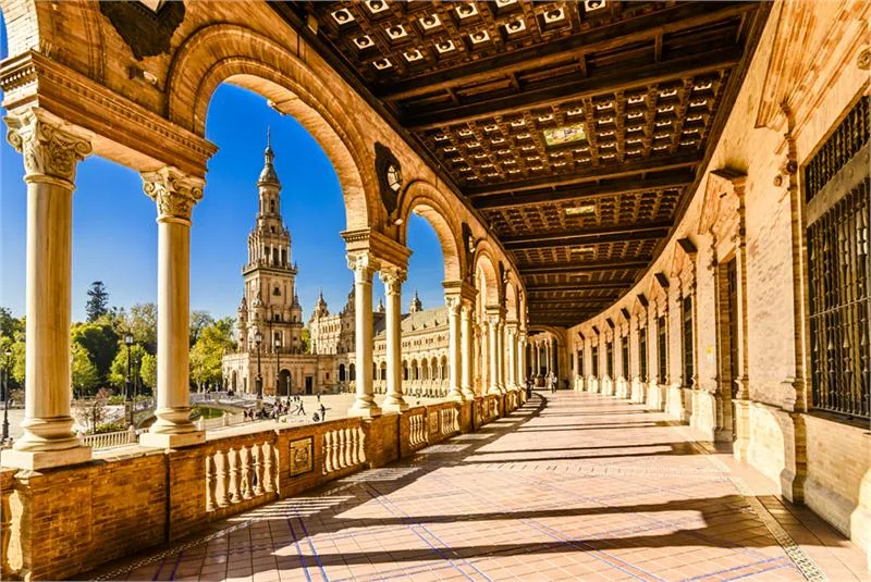 Plaza de España w Sewilli ma powierzchnię ok. 50 tys. m², z czego na 19 tys. m² wznoszą się budynki