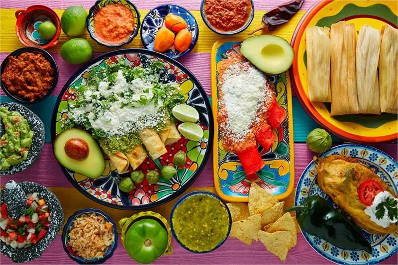 Pyszne tradycyjne meksykańskie enchiladas z sosami