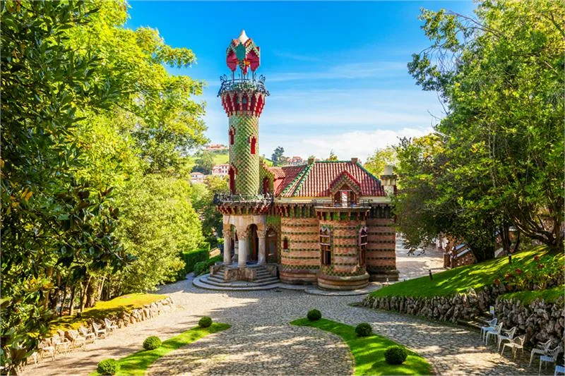 Villa Quijano (El Capricho) stanowi przykład etapu orientalistycznego w twórczości młodego Gaudiego
