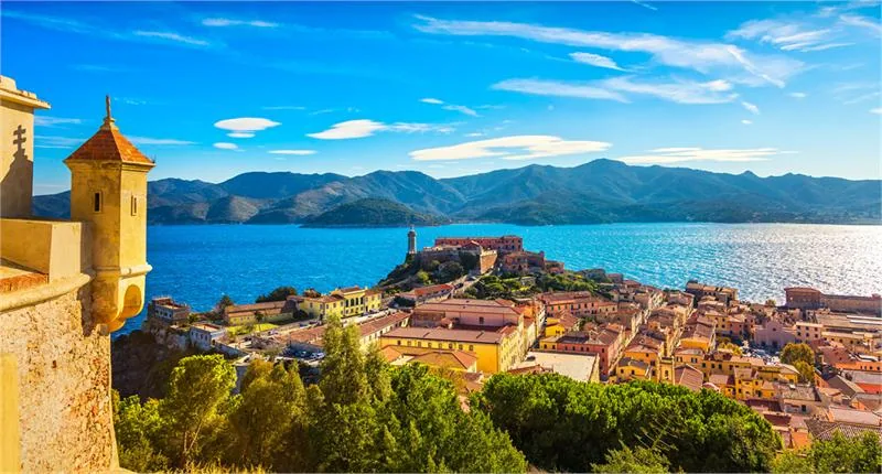 Portoferraio wznosi się amfiteatralnie nad portem