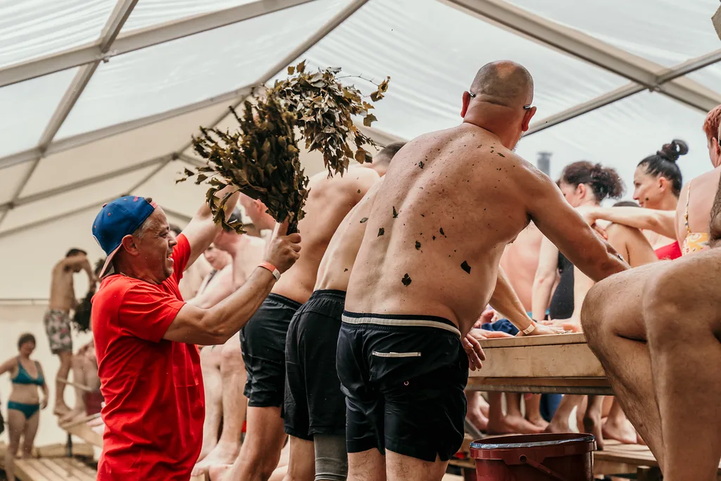 Prozdrowotne biczowanie witkami podczas Estońskich Dni Kultury Sauny „Astera” w mieście Narwa