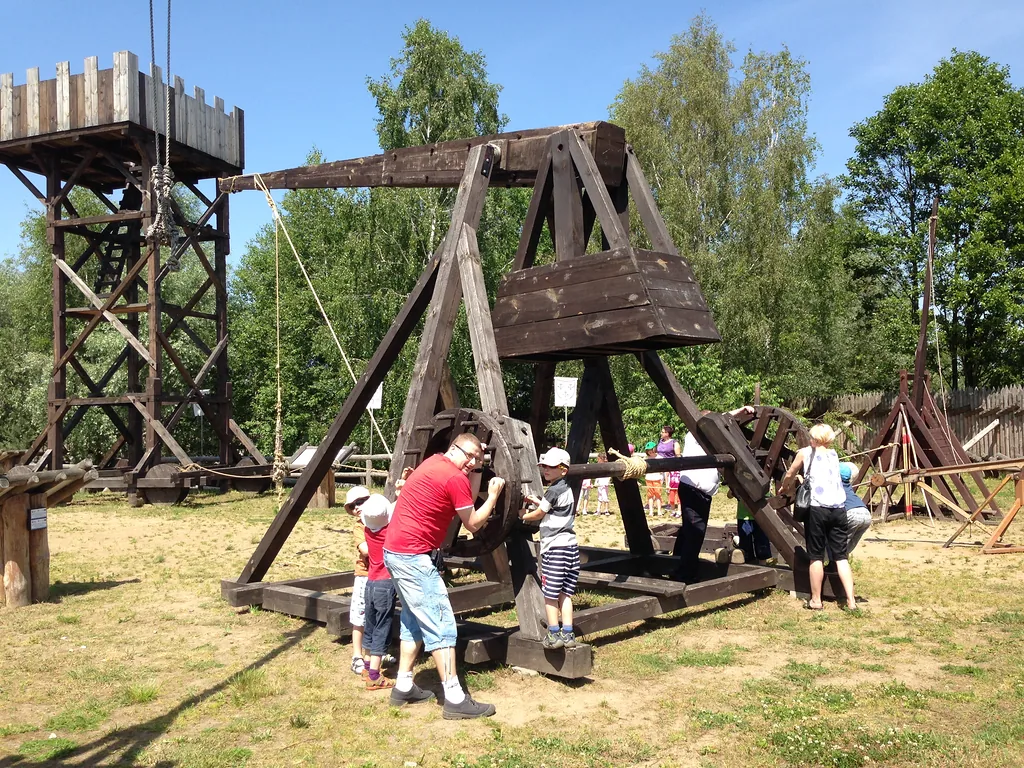 Odtworzona katapulta naturalnych rozmiarów, którą mogą uruchomić zwiedzający Gród Pobiedziska