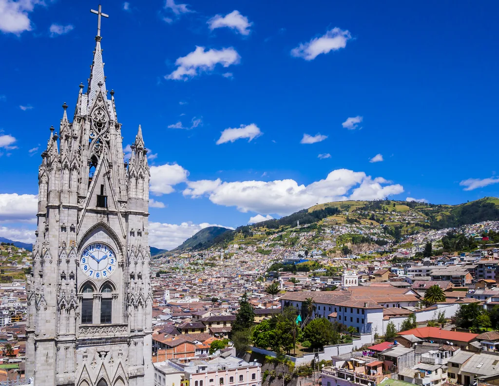 Widok na Quito z wieży neogotyckiej Bazyliki Ślubowania Narodowego (Basílica del Voto Nacional)