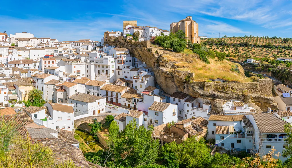 Setenil de las Bodegas ze względu na specyficzną architekturę nazywane bywa miastem w skale