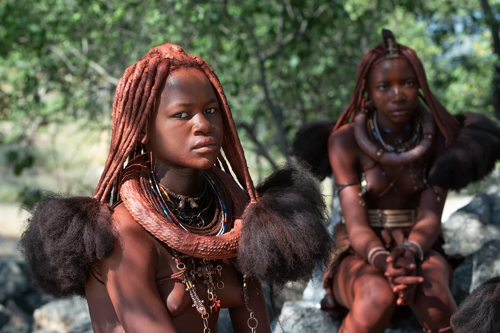Największą ozdobą kobiet z grupy etnicznej Himba są ich starannie zaplecione włosy pokryte ochrą