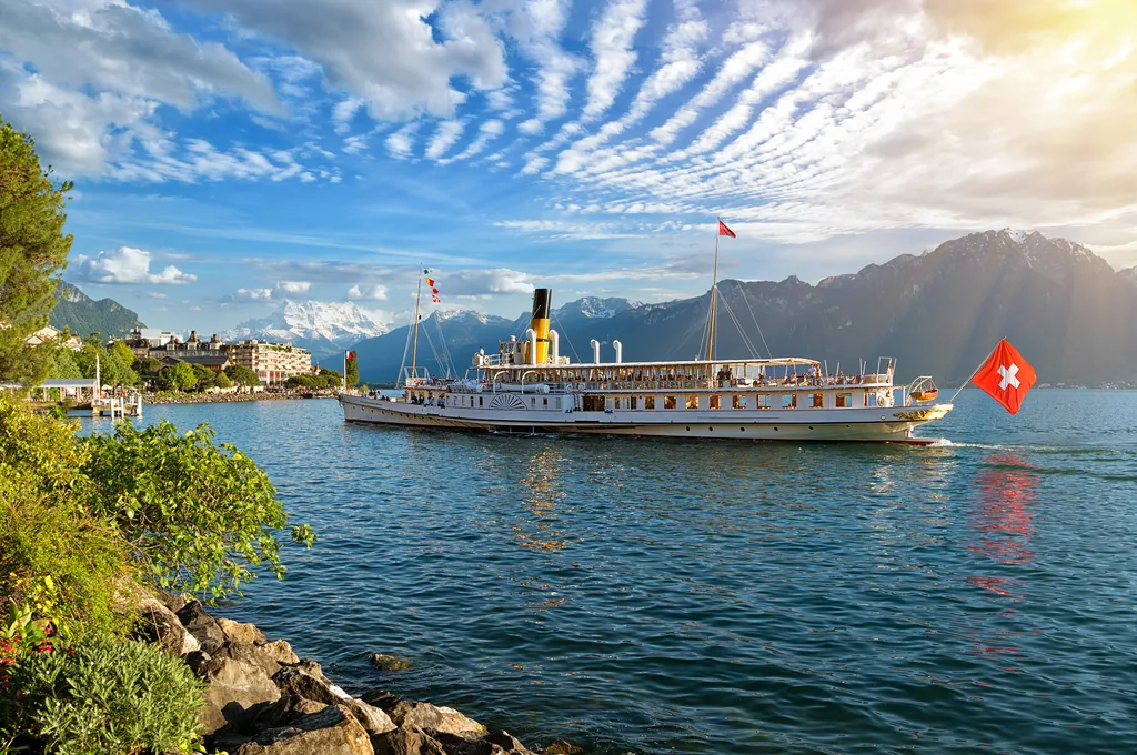 Położone w centrum tzw. Riwiery Szwajcarskiej, przy wschodnim krańcu Jeziora Genewskiego, Montreux