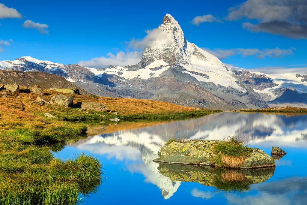Stellisee (2537 m n.p.m.) należy do najsłynniejszych i najbardziej fotogenicznych jezior w gminie Zermatt