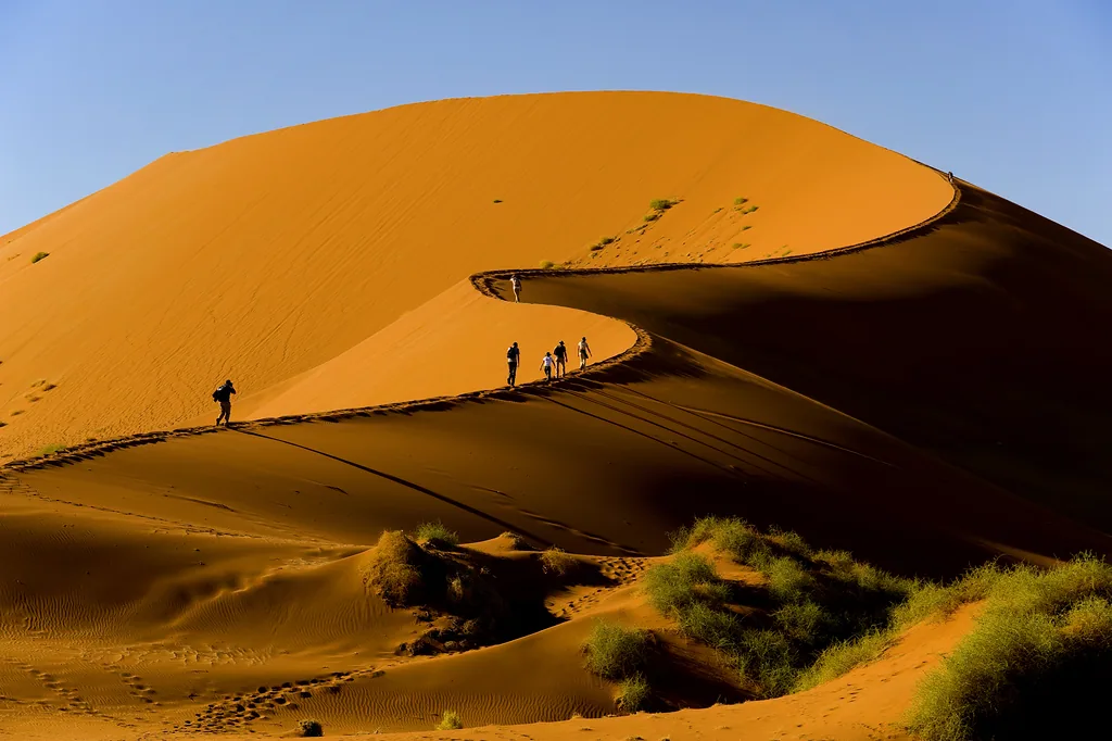 Wydmy w Parku Narodowym Namib-Naukluft przyciągają niesamowitą grą cieni malujących ich powierzchnię