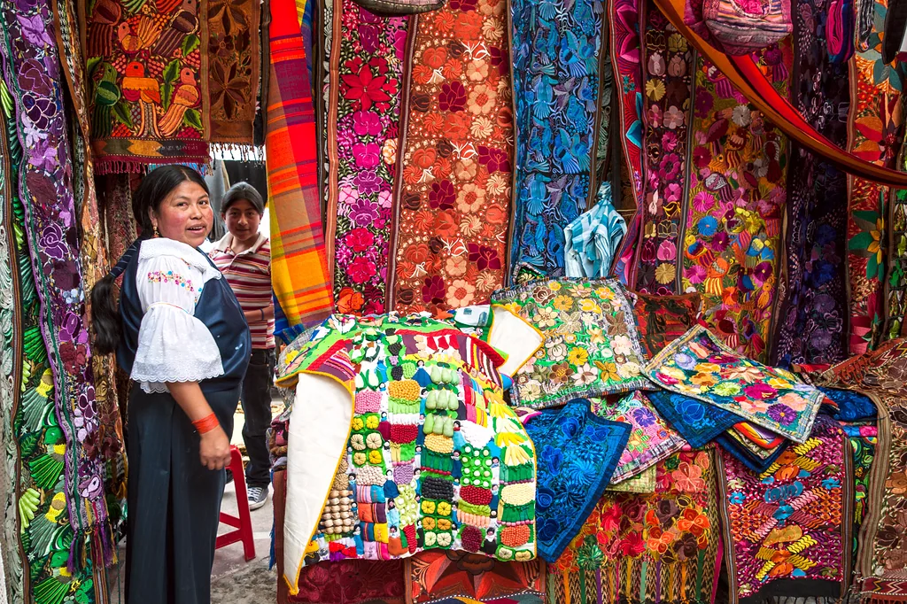 Stoisko na targu w Otavalo z wykonywanymi ręcznie przez miejscową ludność wielobarwnymi tkaninami
