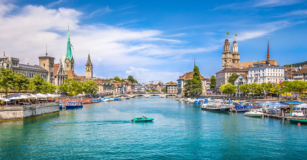 Rzeka Limmat przepływa przez centrum Zurychu