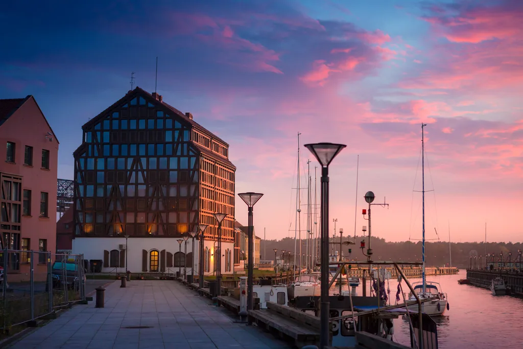 Pozostałości niemieckiej architektury nad brzegiem rzeki Danga (Danė) płynącej przez Kłajpedę