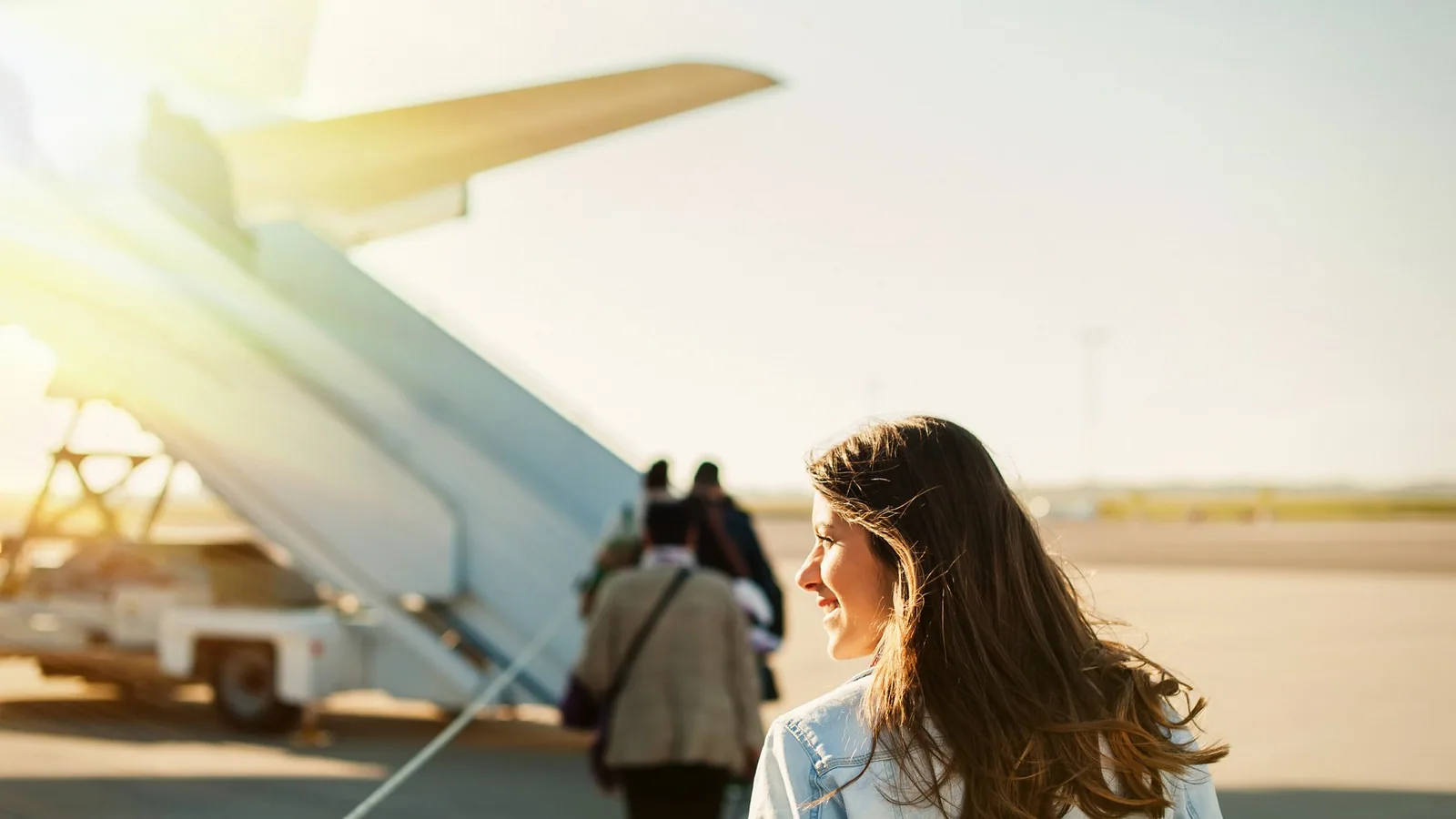 junge-frau-auf-dem-weg-zum-flugzeug-©vladteodor