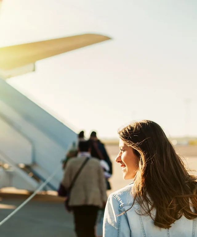 junge-frau-auf-dem-weg-zum-flugzeug-©vladteodor