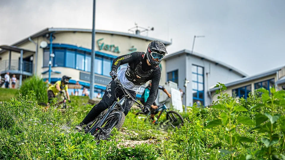 Rowerzyści na trasach downhillowych w ośrodku PKL na Górze Żar