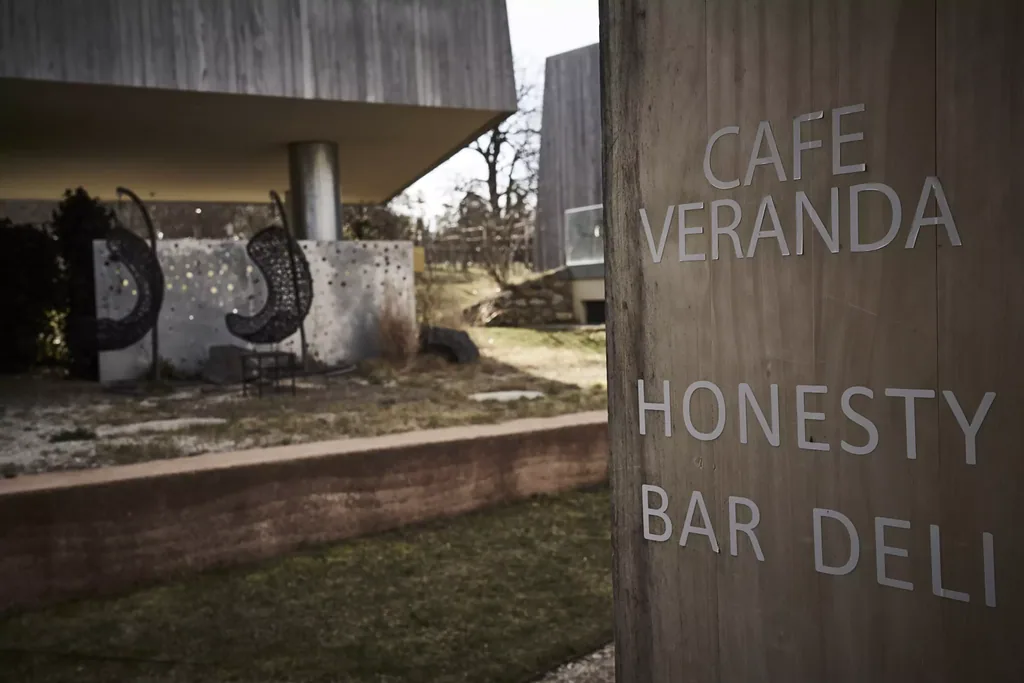 gut-guntrams-honesty-bar-2