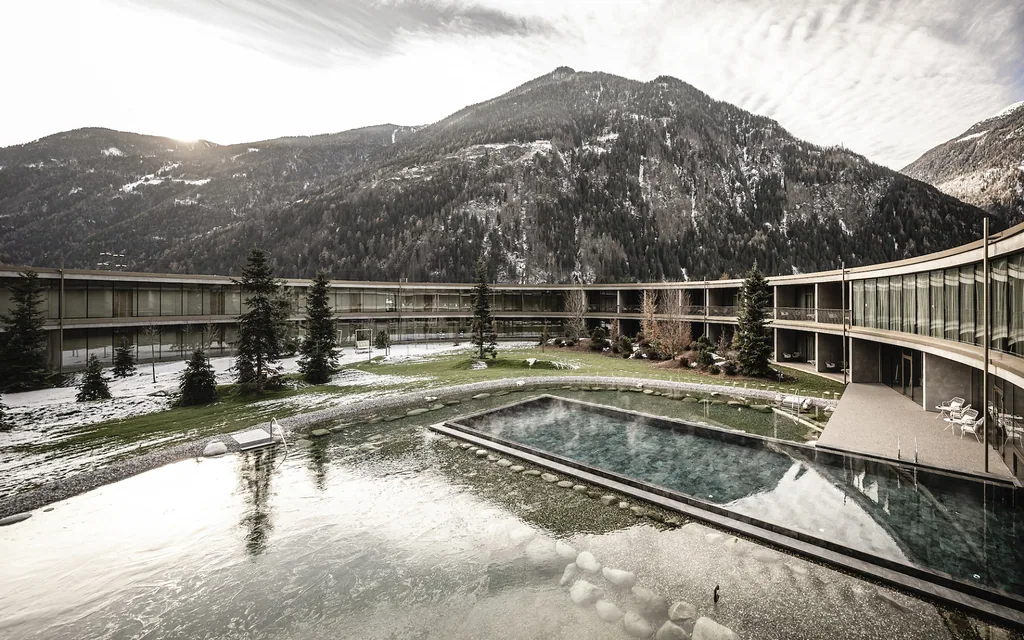 nachhaltiges-aparthotel-olm-suedtirol-wellness-outdoorpool-und-naturteich