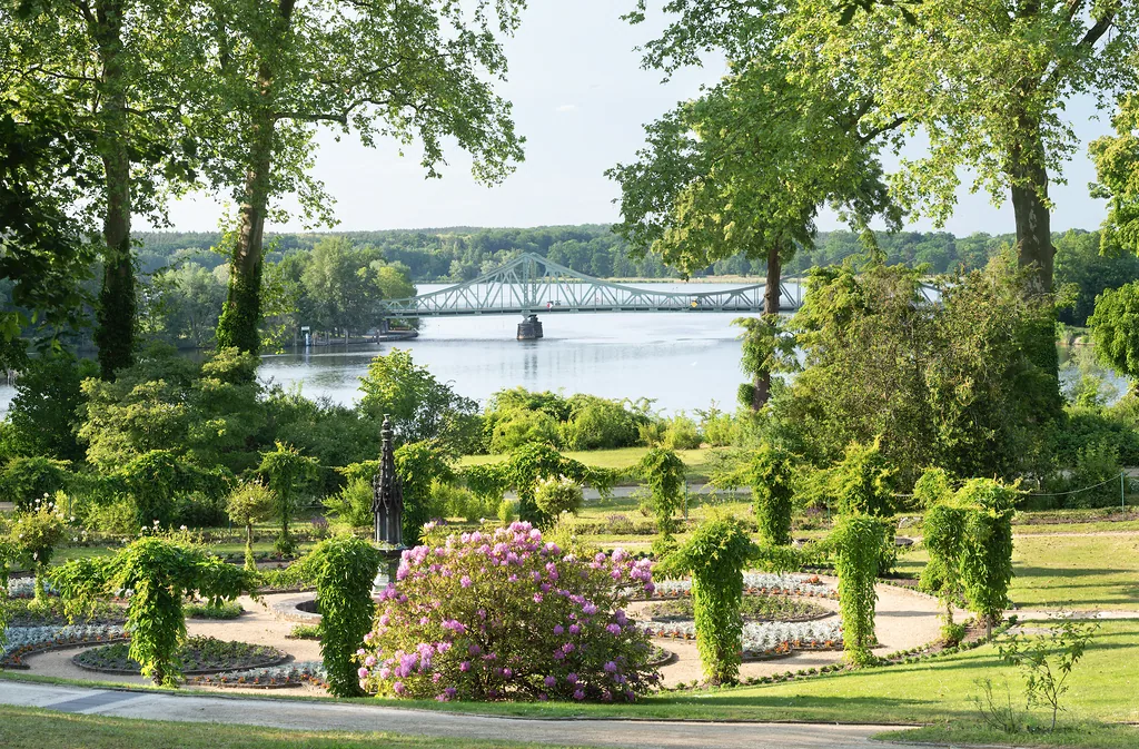 Pełen zieleni Poczdam – park pałacu Babelsberg z widokiem na most Glienicke, który zwany jest Mostem Szpiegów | Fot. DZT / Francesco Carovillano