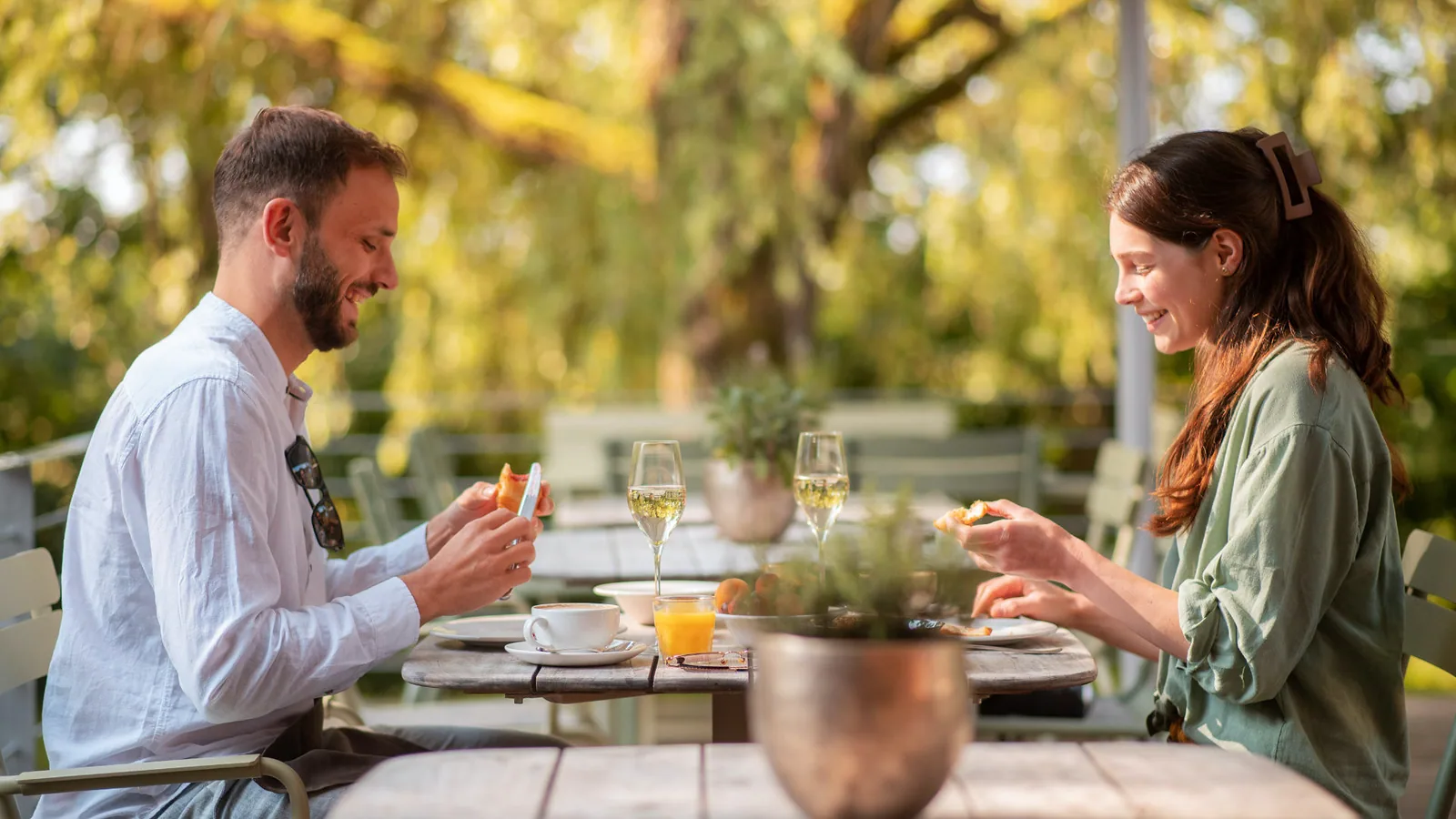 fruehstueck-im-garten-des-nachhaltigen-hotels-sturm