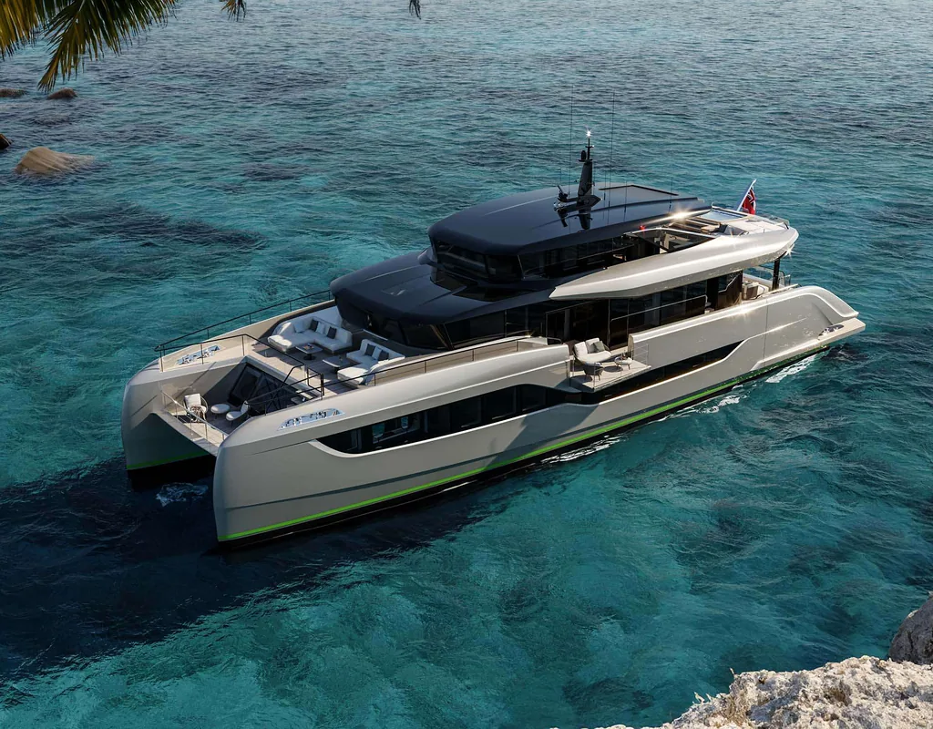 Luksusowy katamaran Sunreef Yachts zacumowany w pobliżu tropikalnego brzegu o przejrzystej turkusowej wodzie.