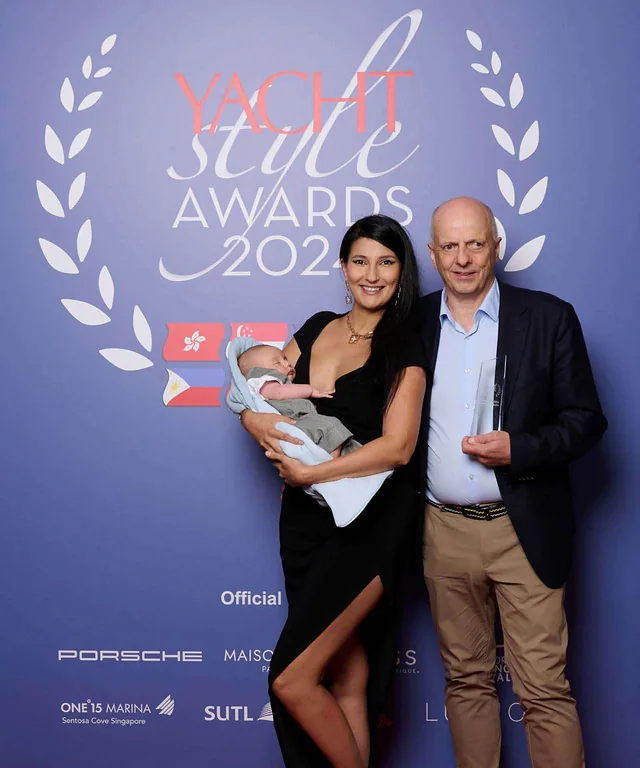 Rodzina pozująca do zdjęcia na wydarzeniu Yacht Style Awards 2022, z logotypami firm takich jak Sunreef Yachts i Porsche w tle.