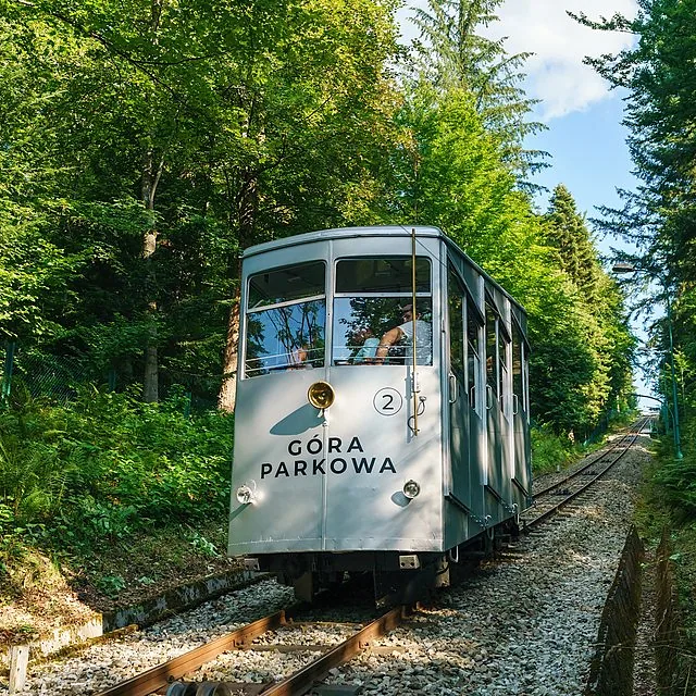 Historyczne i odrestaurowane wagony w ośrodku Grupy PKL na Górze Pakowej