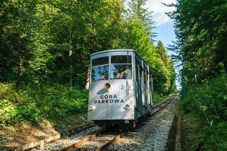 Historyczne i odrestaurowane wagony w ośrodku Grupy PKL na Górze Pakowej