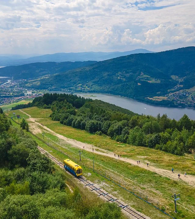 Krajobrazy w ośrodku turystycznym Grupy PKL na Górze Żar