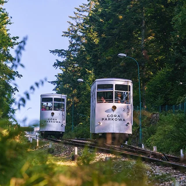 Zabytkowe i odresturowane wagoniki w ośrodku PKL na Górze Parkowej