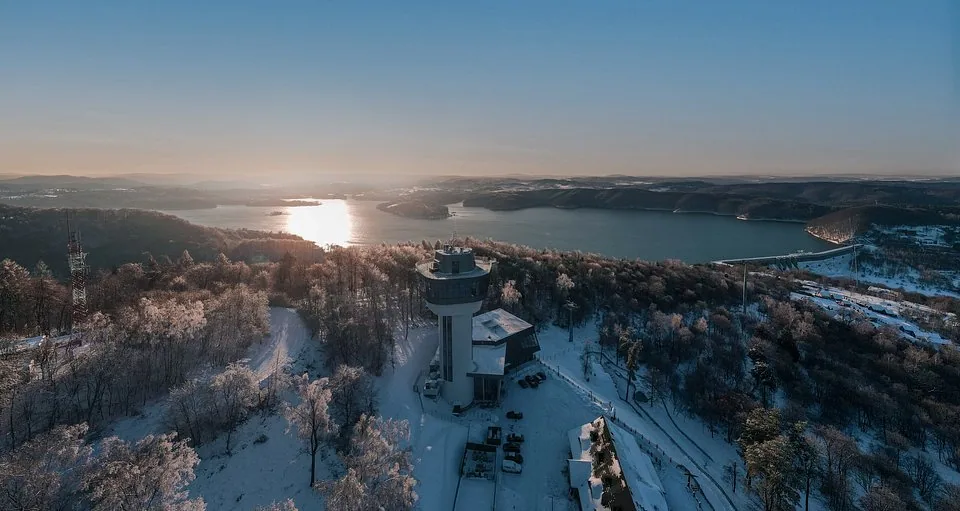 Zimowy zachód słońca w ośrodku PKL Solina