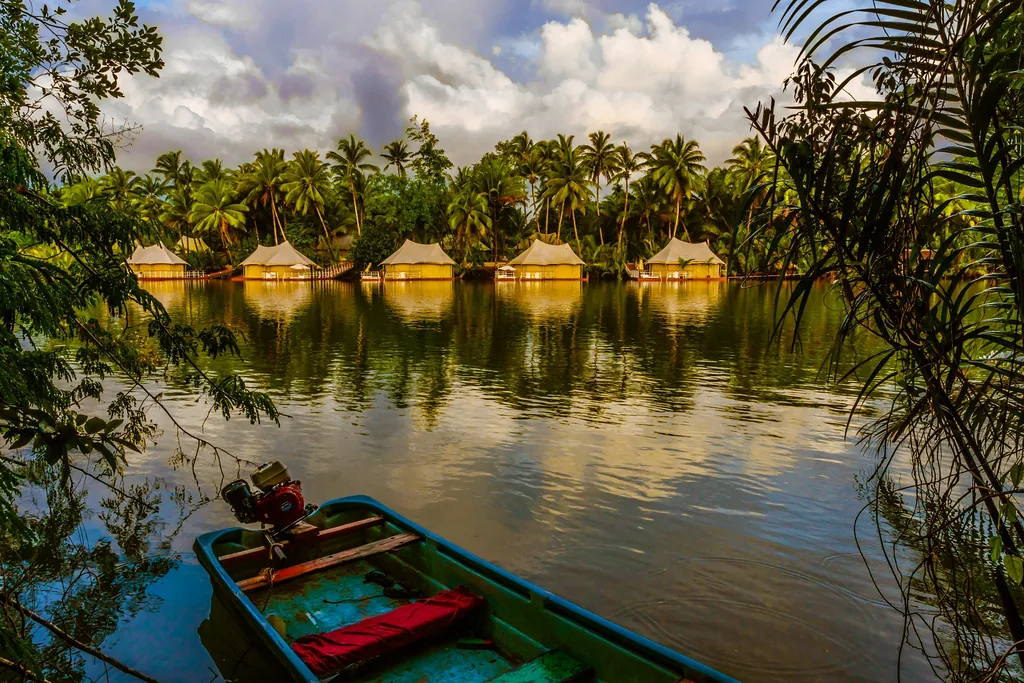 Floating tents of 4 Rivers Floating Lodge