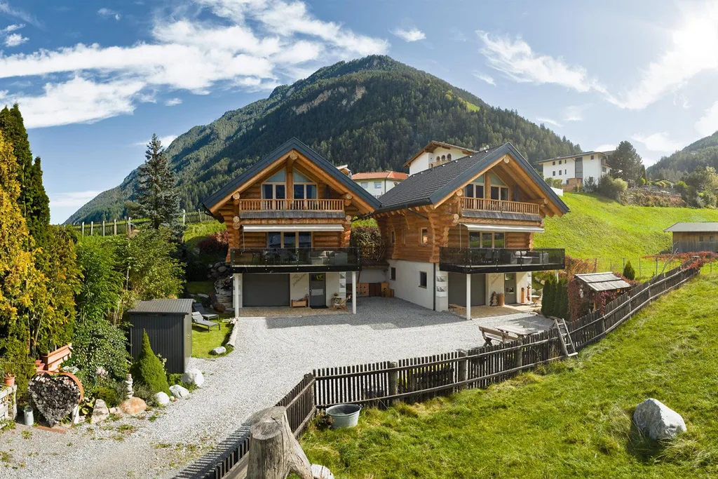 c-Andreas-Schalber-Summit-Lodges-nachhaltiges-ferinenhaus-Ausenansicht-Sommer1-1536x1024